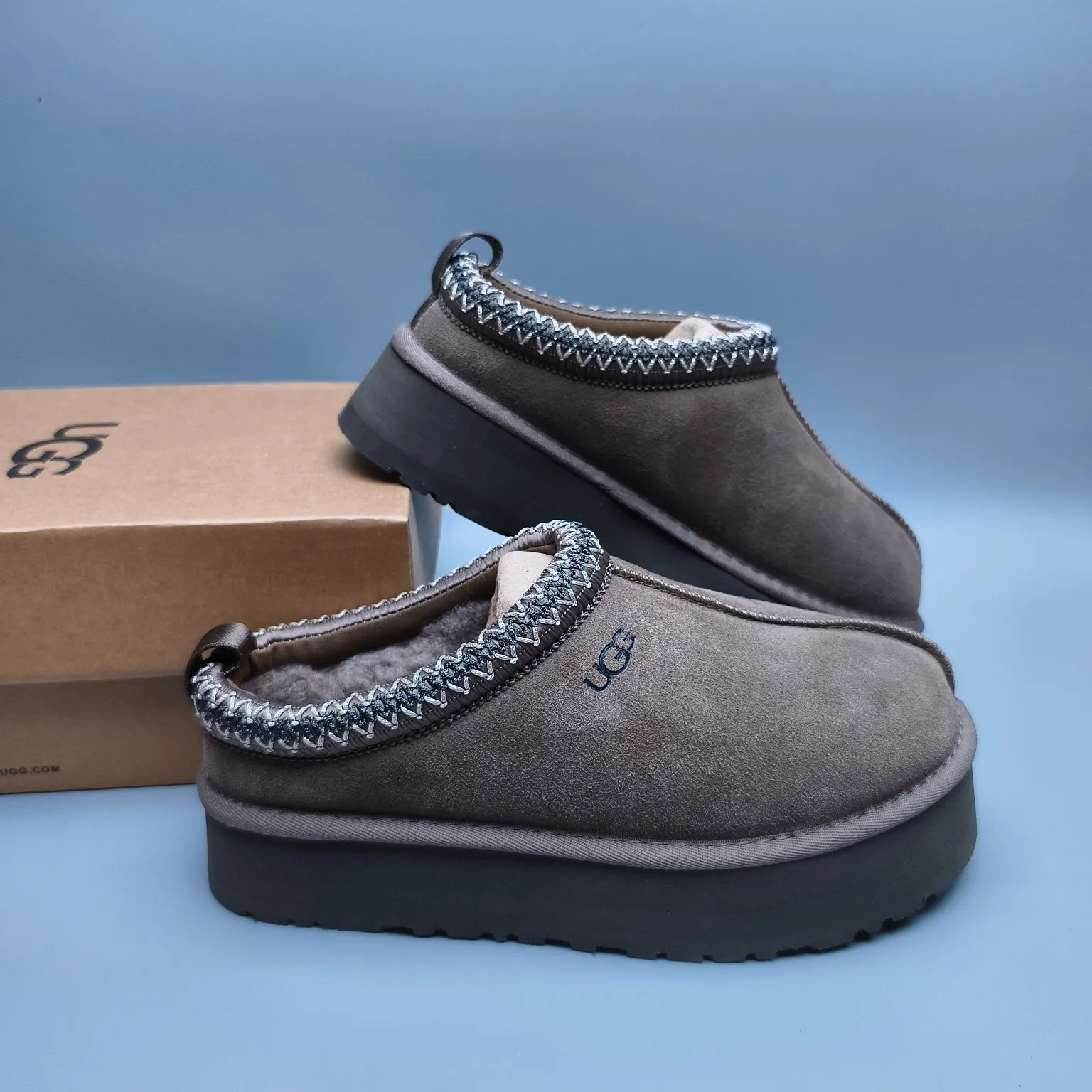 💰440 UGG sheepskin all-in-one snow boots 2553 co-branded national trend style thick-soled one-leg women’s snow boots🐾~ 🍭 A co-branded trendy item launched with well-known designer brands Feng Chen Wang and TELFAR. Zhou Dongyu & Wang Jiaer’s same style Fang Kete boots. The slip-on design makes it easy to put on and take off, and can be used indoors or outdoors. The exotic edging design is eye-catching, and it is definitely worth buying~ 🍭Material: cowhide➕sheep fur Outsole: rubber (light wing technology) 🍭Color: black, maroon, sand, dark green, light gray, chocolate, beige, walnut, brown, dark gray, red 🍭Number of codes: 35-42